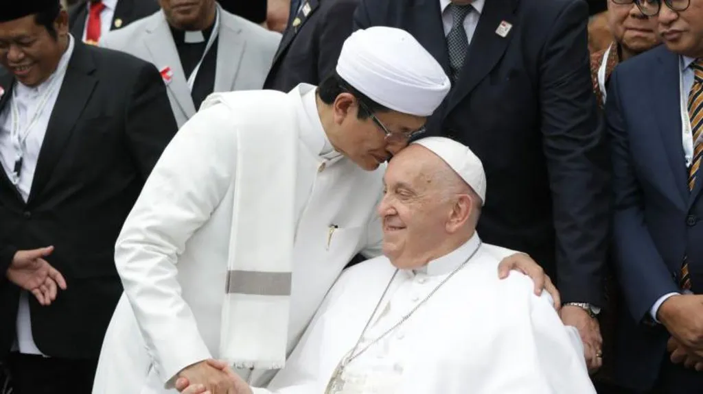 The Pope (R) and grand imam Nasaruddin Umar (L) signed a declaration on religious harmony