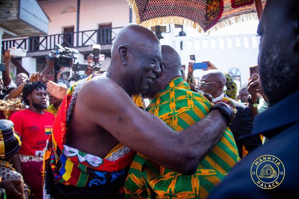 Asantehene and Oguaamanhene hug