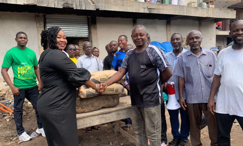 Amansie Rural Bank donates to Adum Traders