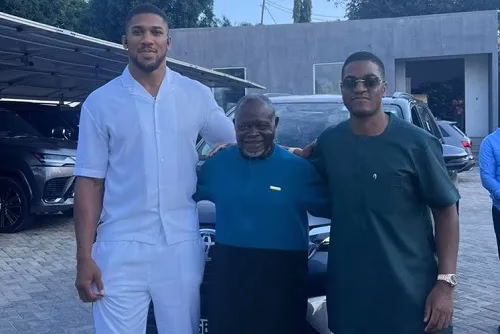 Ibrahim Mahama gifts Azumah Nelson Toyota Fortuner